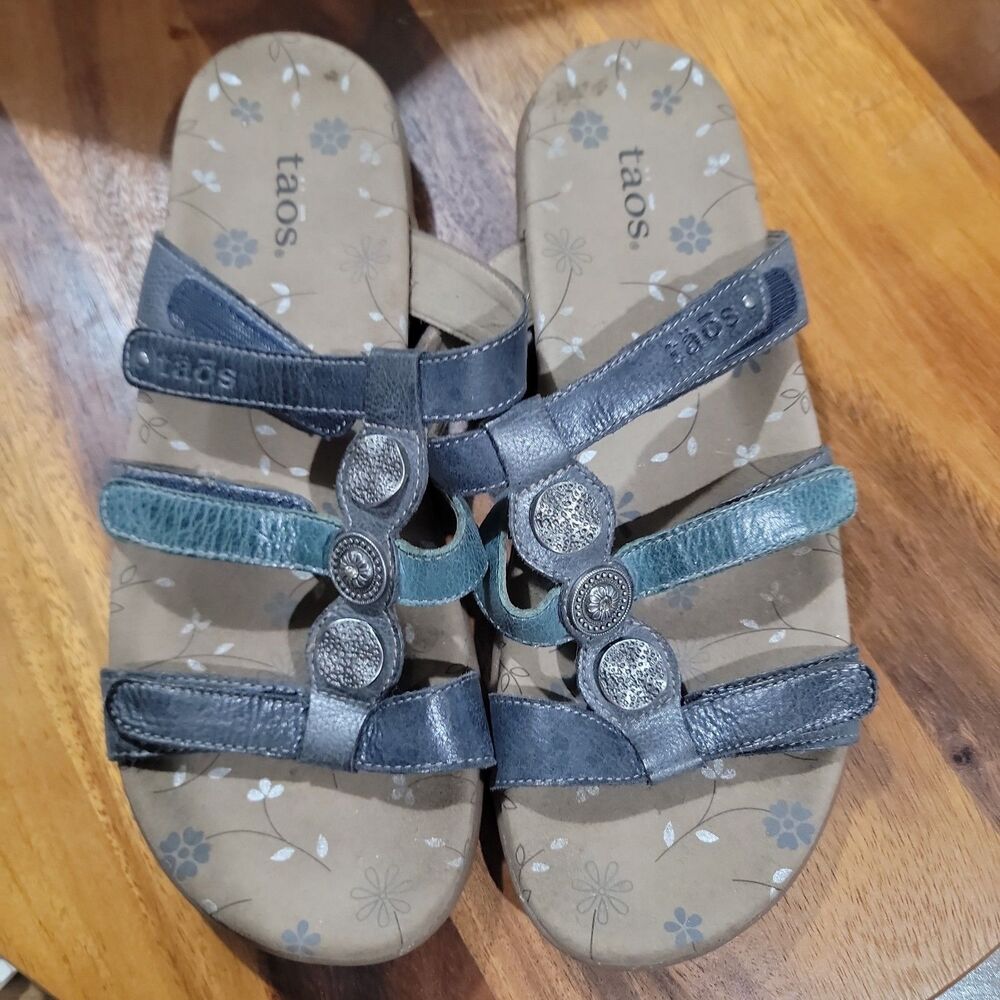 Taos Prize 4 Leather Slide On Sandals In A Metallic Colorway, Size 9